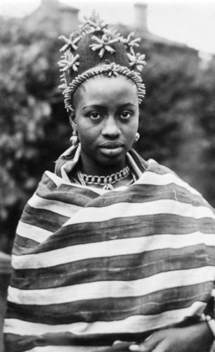 Queen Han Akenzua II-on trip to London 1956